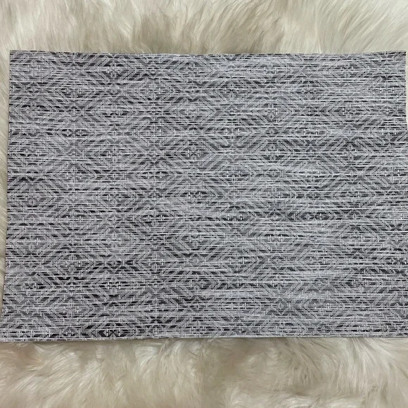 D-1 NWOT Set of 5 Black & White Plastic Woven Placemats Aztec Design. 18x13 - Picture 2 of 5